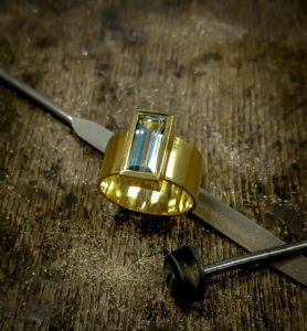 Handgefertigter Schmuck aus der Goldschmiede Aha in Büdelsdorf / Rendsburg: Ring Gold mit Steinbesatz